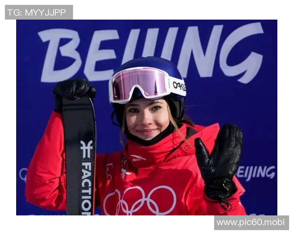 心情不错！谷爱凌亮相Prada大秀，晒出与克拉克合影